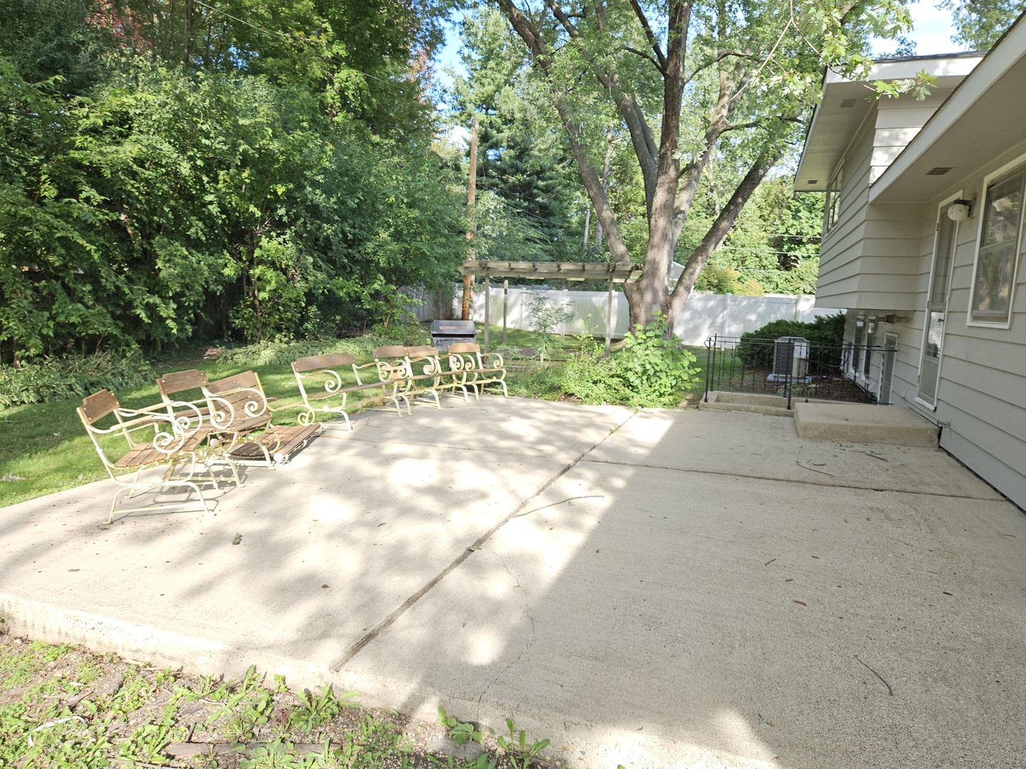 827 Balmoral Drive East Dundee, IL 60118 - Photo 8 of 16 a view of backyard with a table and chairs and potted plants