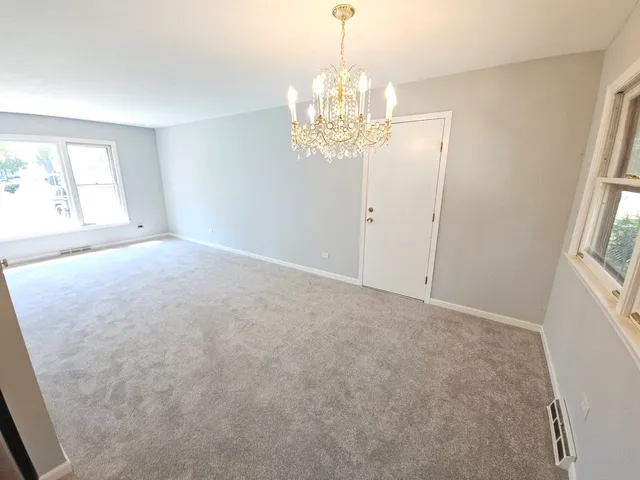 $325,000 | 827 Balmoral Drive, East Dundee, IL 60118