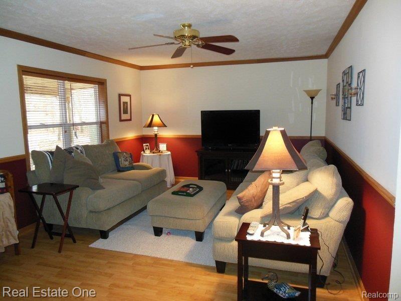 10862 Mcgregor Road Pinckney, MI 48169 - Photo 11 of 49 Living Room