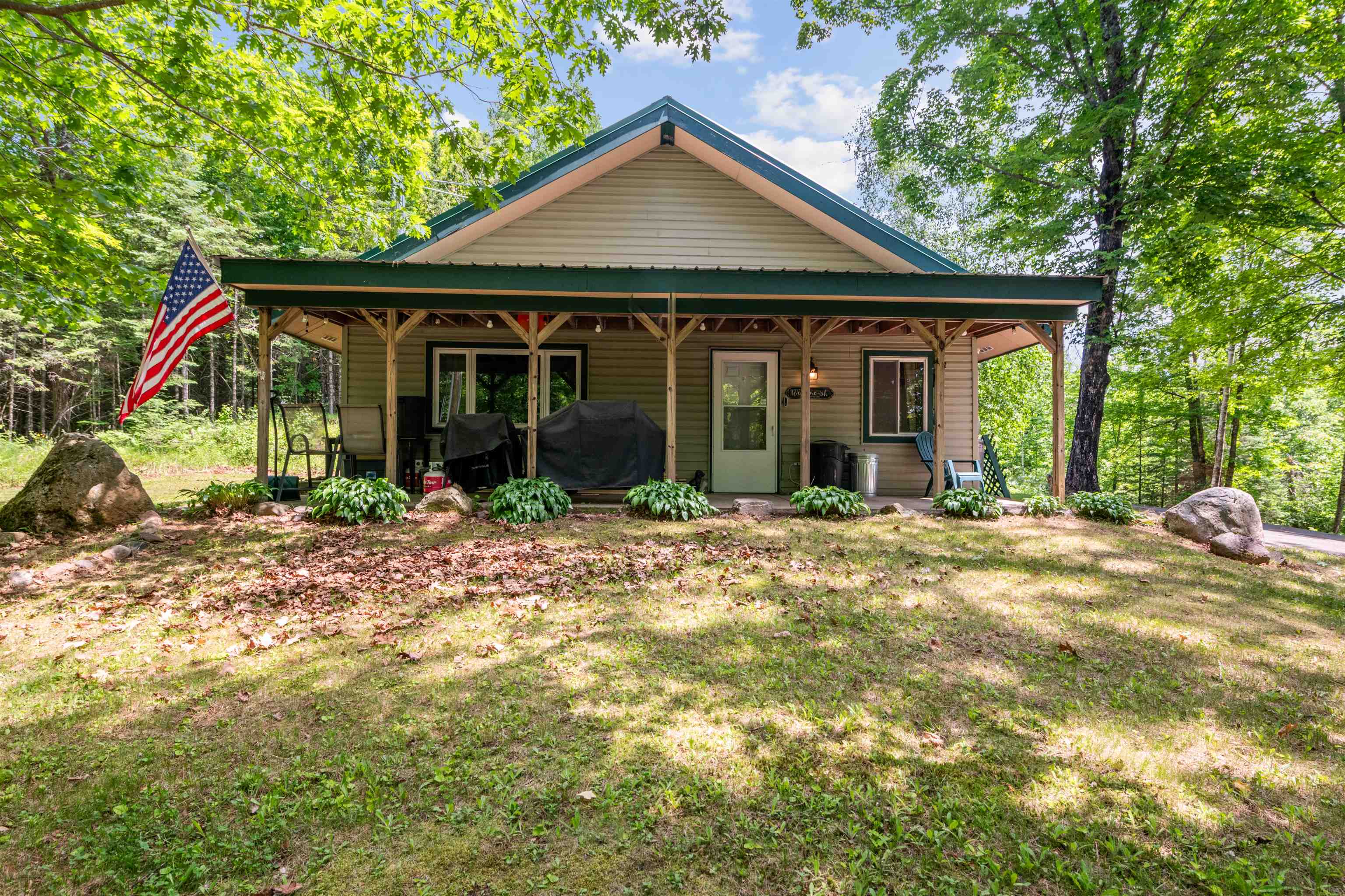 View of front of property featuring a front lawn and covered porch