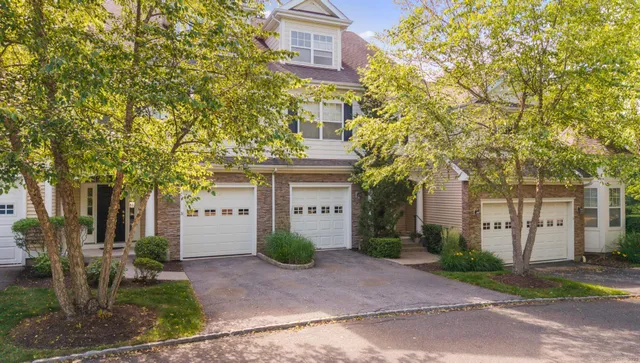 $530,000 | 2 Dogwood Court, Unit 2, Middlebury, CT 06762