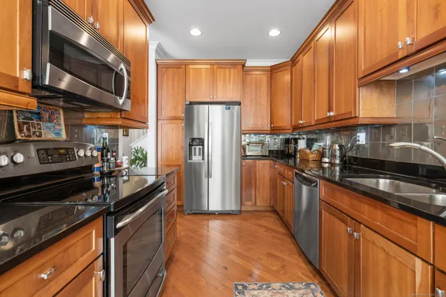 $530,000 | 2 Dogwood Court, Unit 2, Middlebury, CT 06762