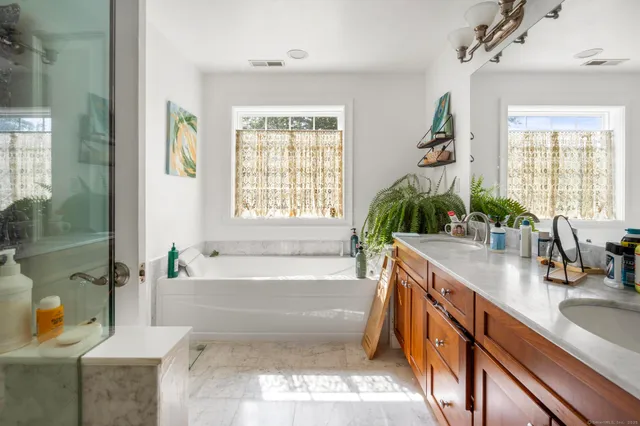 $530,000 | 2 Dogwood Court, Unit 2, Middlebury, CT 06762