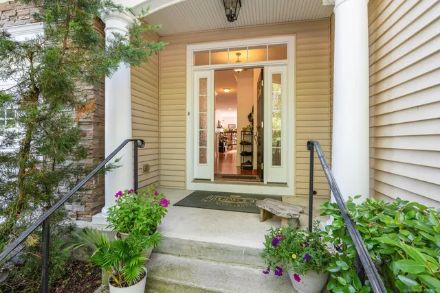 $530,000 | 2 Dogwood Court, Unit 2, Middlebury, CT 06762