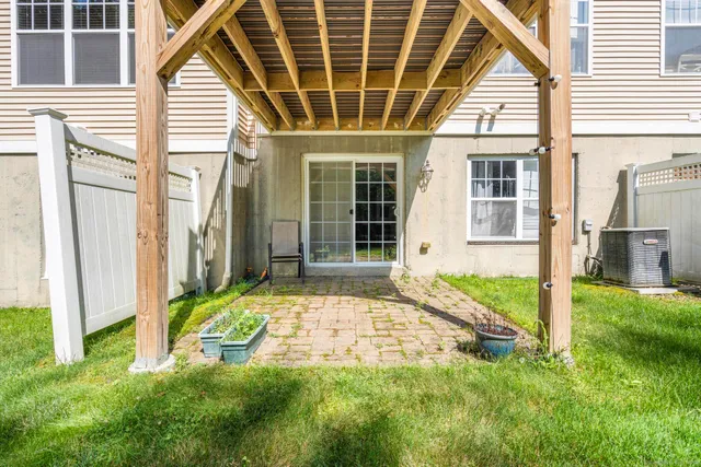 $530,000 | 2 Dogwood Court, Unit 2, Middlebury, CT 06762