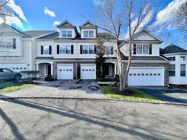 $530,000 | 2 Dogwood Court, Unit 2, Middlebury, CT 06762