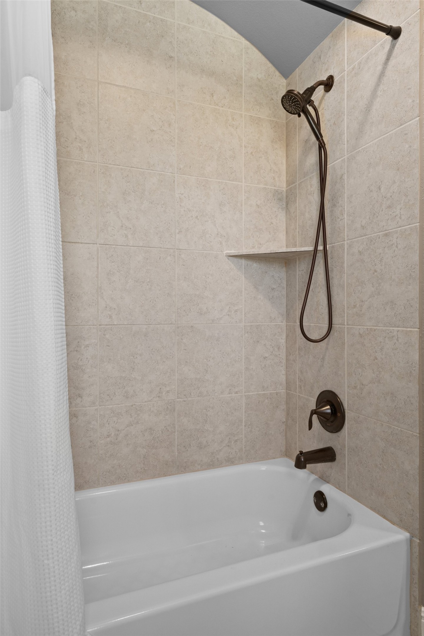 164 Milestone Road Liberty Hill, TX 78642 - Photo 21 of 40 Full bath with shower / tub combo.