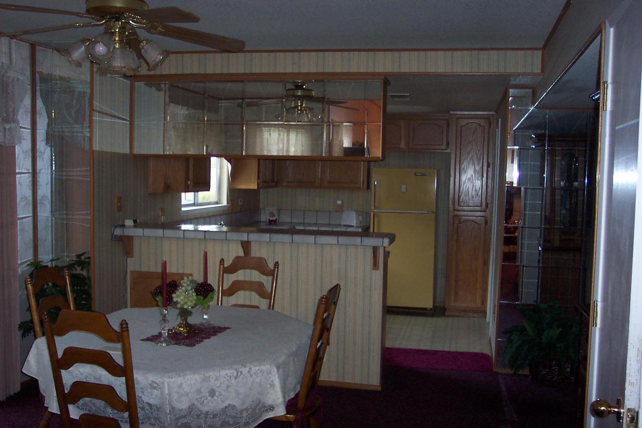 590 Vansicklen Way Redding, CA 96003 - Photo 3 of 13 Kitchen/Dining