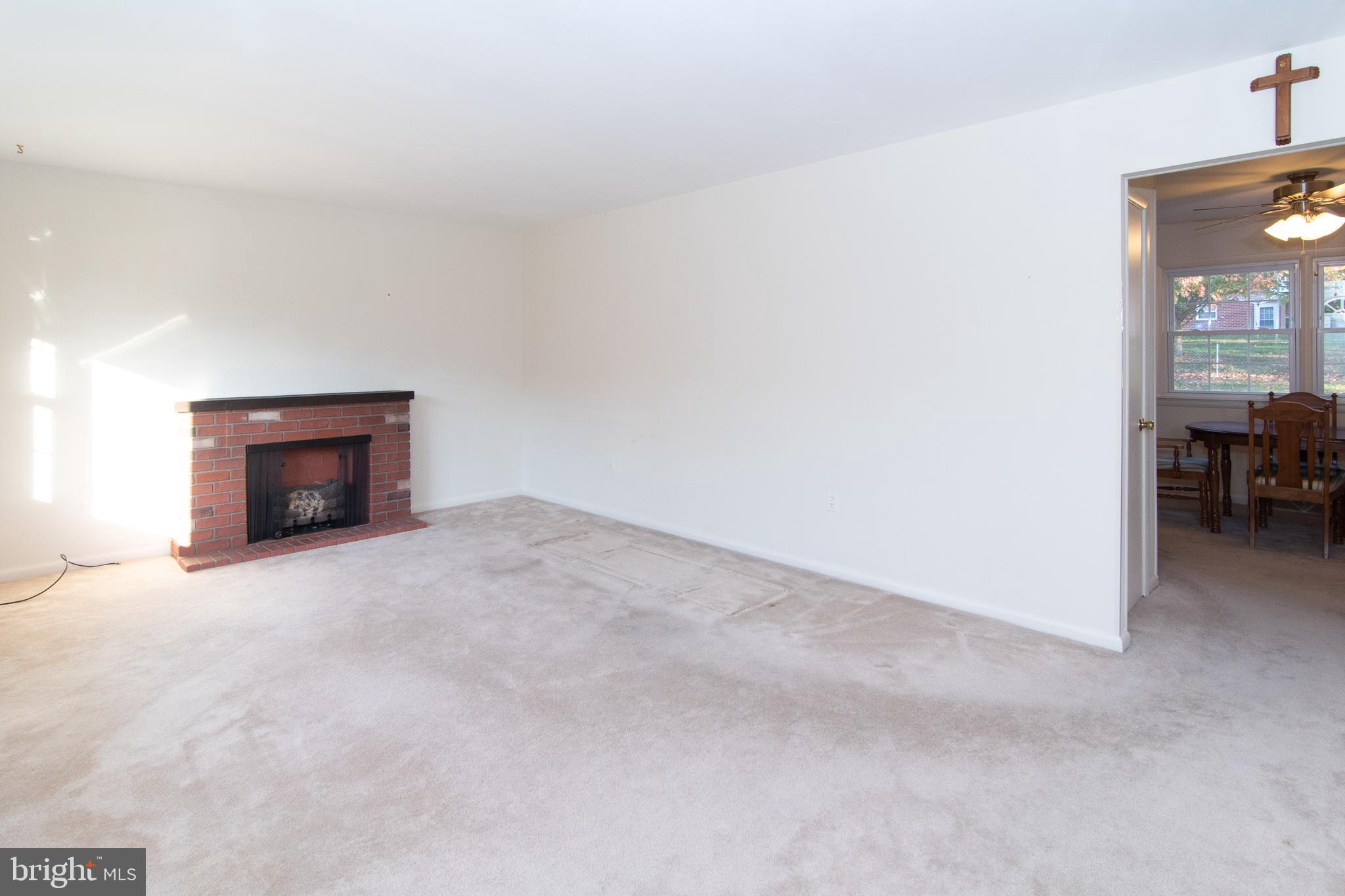 7602 Brooklyn Bridge Road Laurel, MD 20707 - Photo 12 of 36 Living room