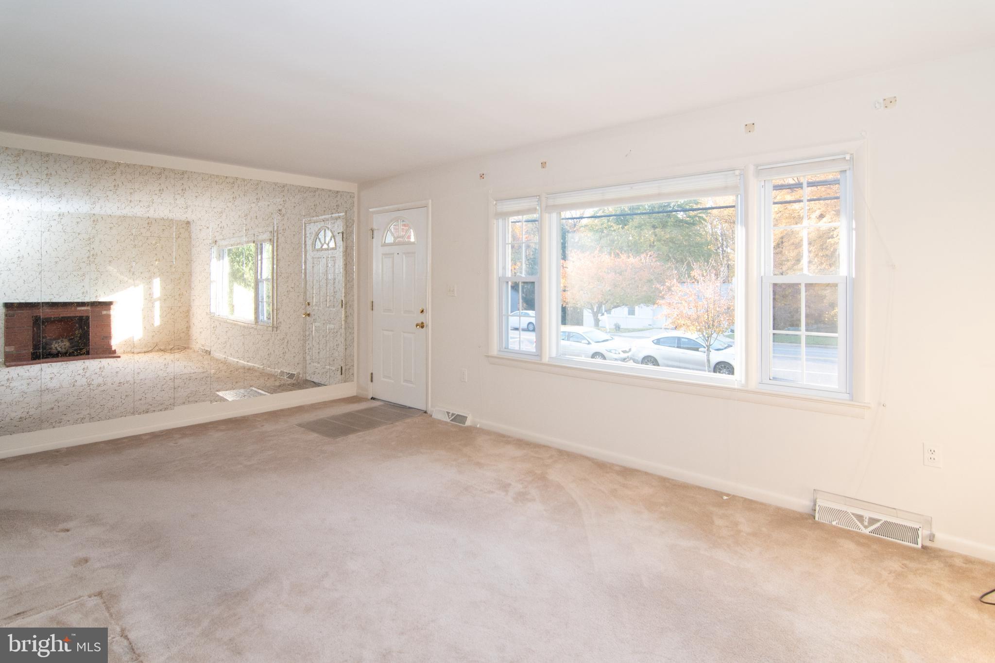 7602 Brooklyn Bridge Road Laurel, MD 20707 - Photo 15 of 36 Living room