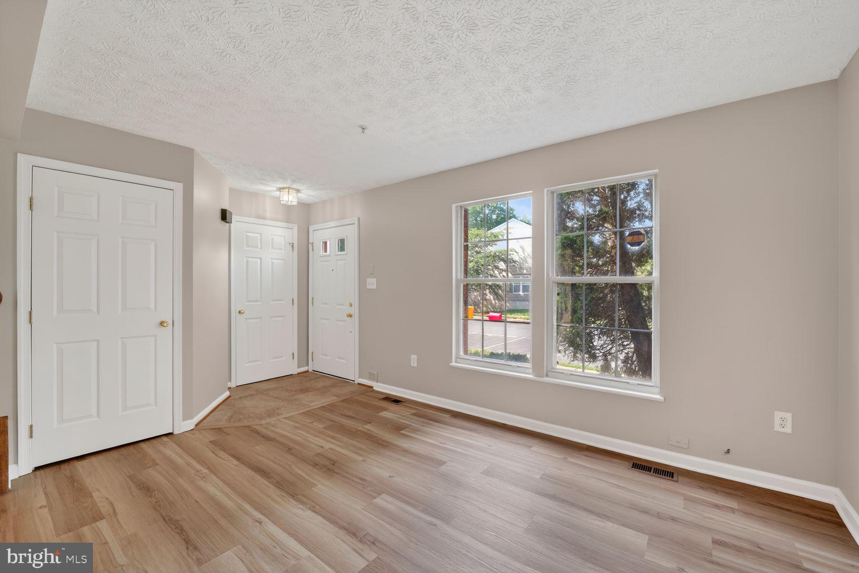 2518 Summers Ridge Drive Odenton, MD 21113 - Photo 4 of 35 Bright and inviting entryway space.