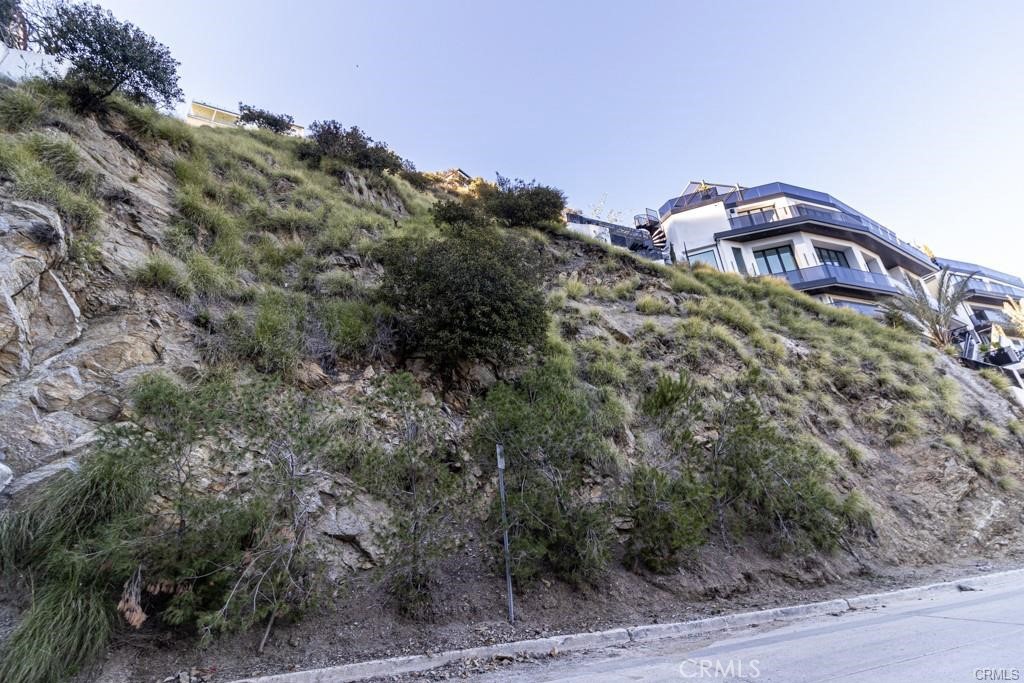 8140 Gould Avenue Los Angeles, CA 90046 - Photo 3 of 7