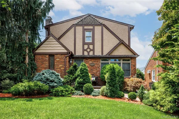 $899,000 | 109 Doncaster Road, Malverne, NY 11565