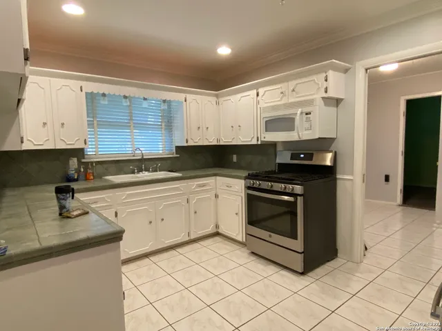 $1,695 | 303 Gaiety Lane, Kirby, TX 78219