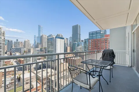 $439,900 | 330 West Grand Avenue, Unit 1707, Chicago, IL 60654