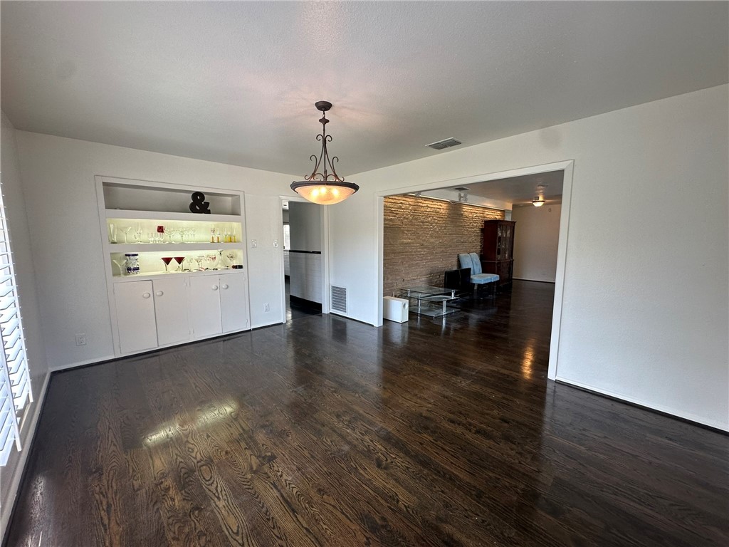 301 Bermuda Place Corpus Christi, TX 78411 - Photo 5 of 34