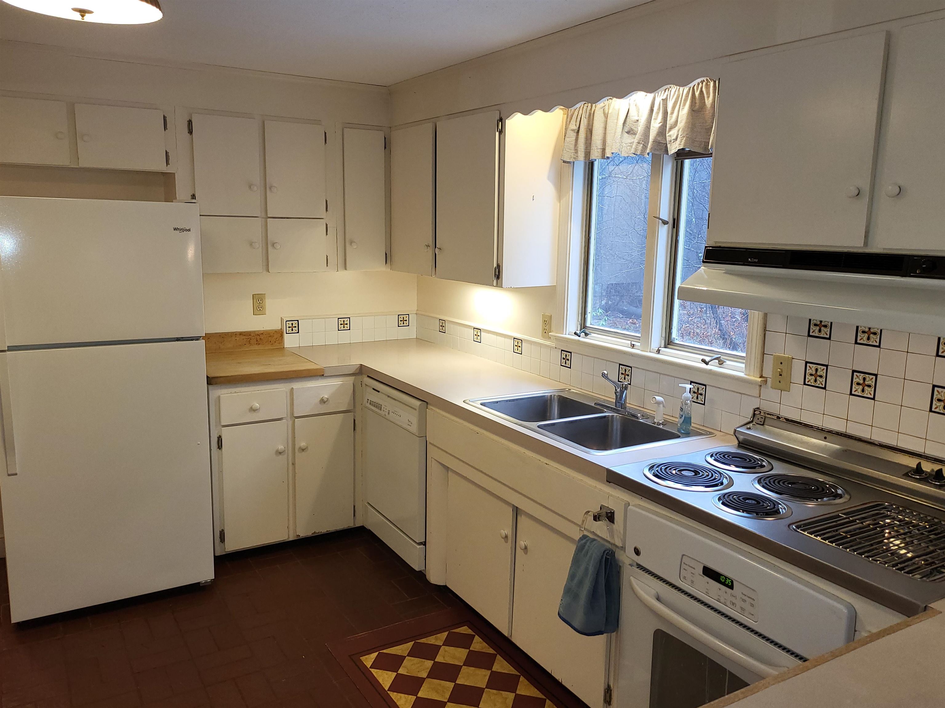 24 Smith Road Bedford, NH 03110 - Photo 6 of 40