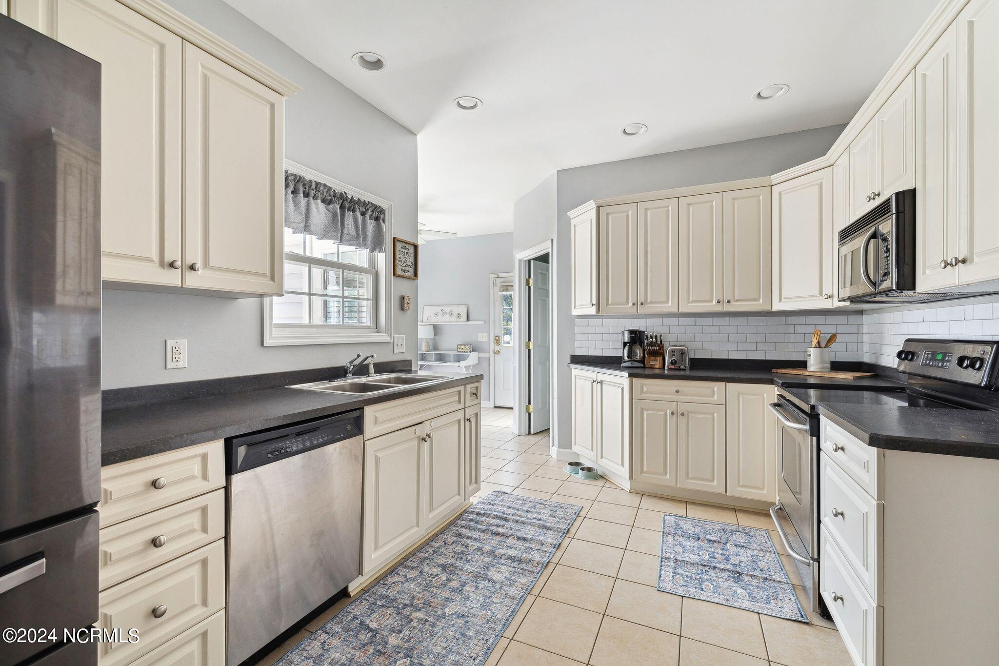 9182 Calloway Road Aberdeen, NC 28315 - Photo 6 of 32 Kitchen