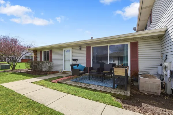 $265,000 | 135 Nauset Lane, Schaumburg, IL 60193