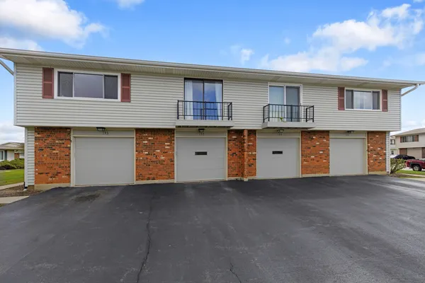 $265,000 | 135 Nauset Lane, Schaumburg, IL 60193