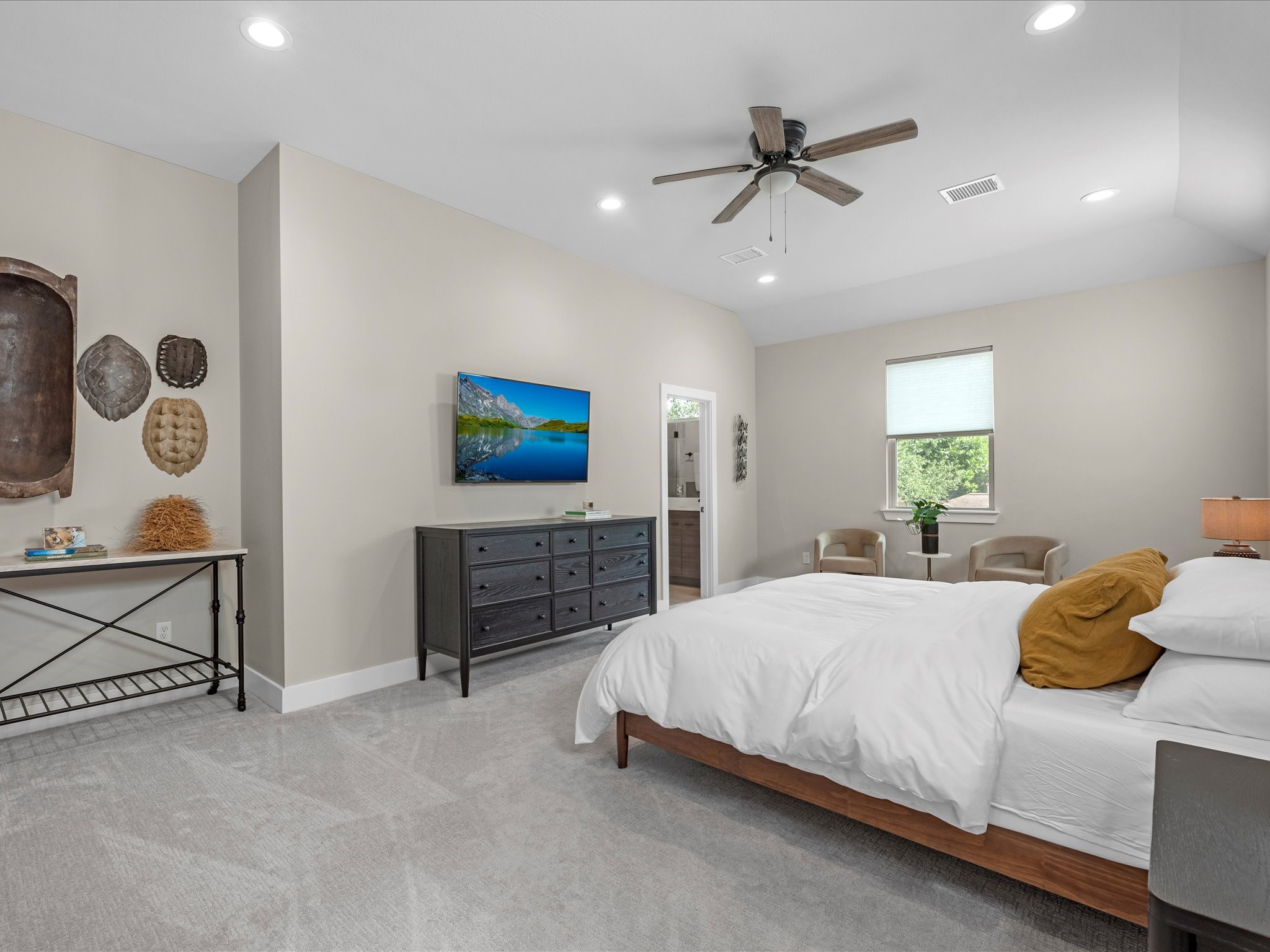 307 Charlock Street Houston, TX 77022 - Photo 3 of 17 Spacious primary bedroom suite situated on the upper level, offering privacy and a tranquil retreat.
