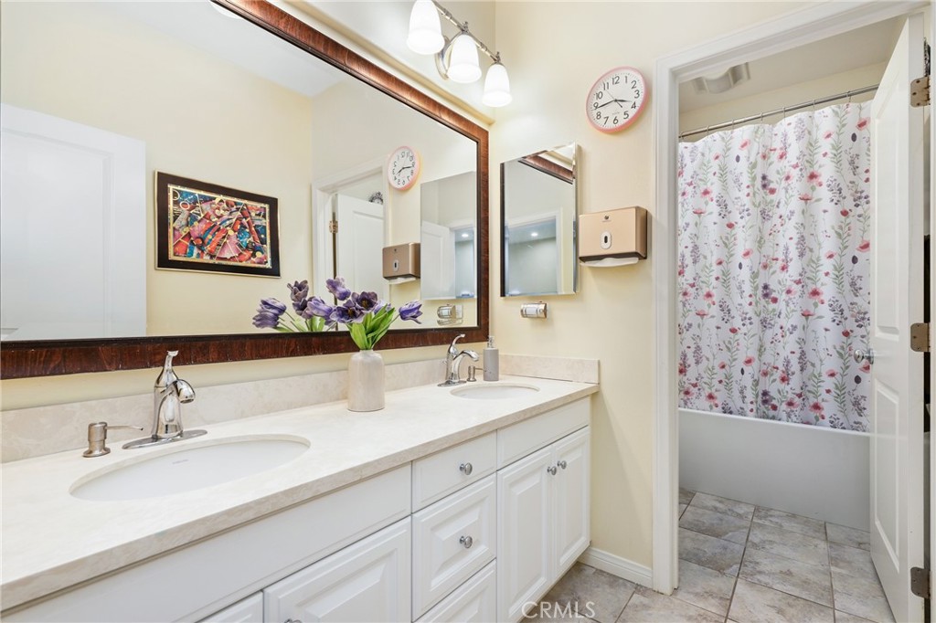 24 Lacebark, Unit 48 Irvine, CA 92618 - Photo 28 of 42 a bathroom with sinks and a mirror