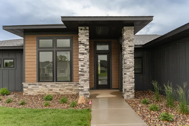 $844,900 | 1547 Shannon Oaks Boulevard Northeast, Rochester, MN 55906