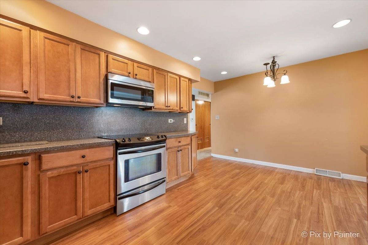 322 Charing Cross Road Elk Grove Village, IL 60007 - Photo 9 of 27 Gallery Image 9