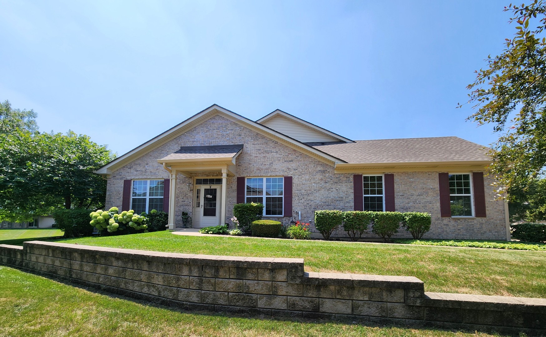 982 Oak Ridge Boulevard Elgin, IL 60120 - Photo 1 of 27 a front view of a house with a yard