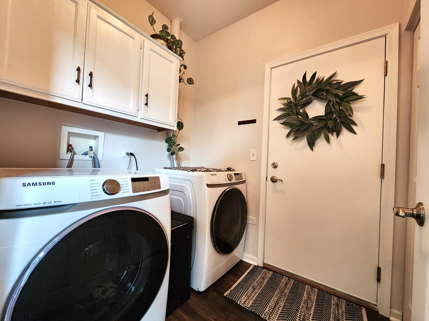 982 Oak Ridge Boulevard Elgin, IL 60120 - Photo 13 of 27 a utility room with dryer and washer