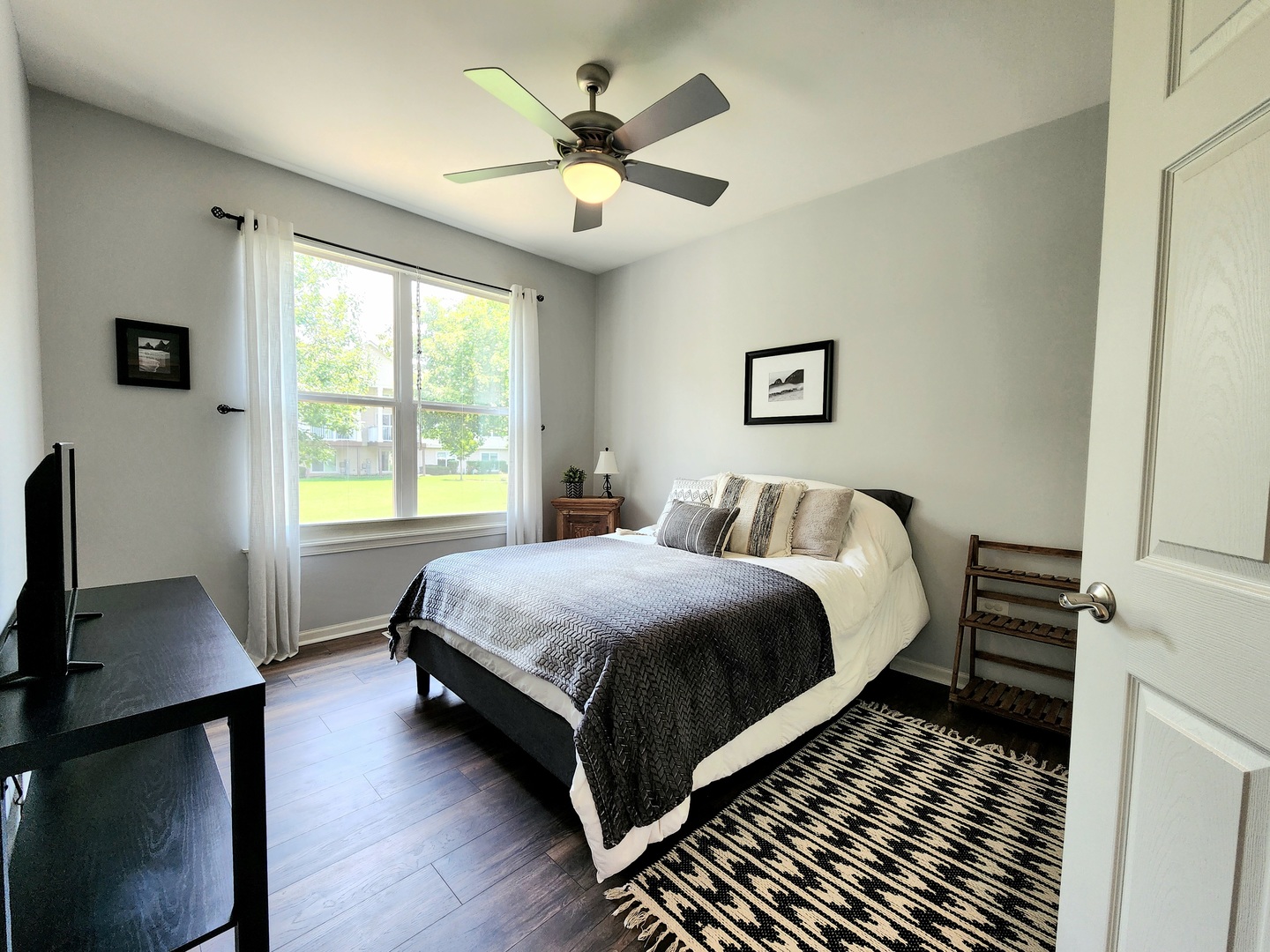 982 Oak Ridge Boulevard Elgin, IL 60120 - Photo 16 of 27 a bedroom with a bed and a window