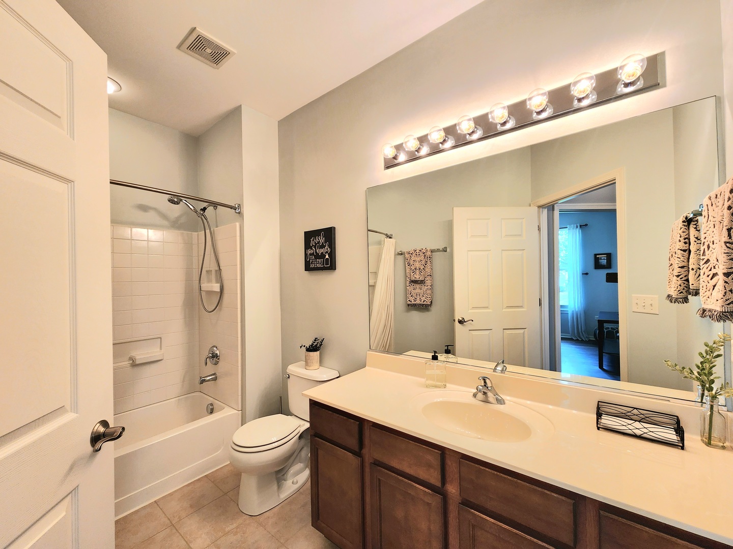 982 Oak Ridge Boulevard Elgin, IL 60120 - Photo 18 of 27 a bathroom with a sink a toilet a mirror and shower
