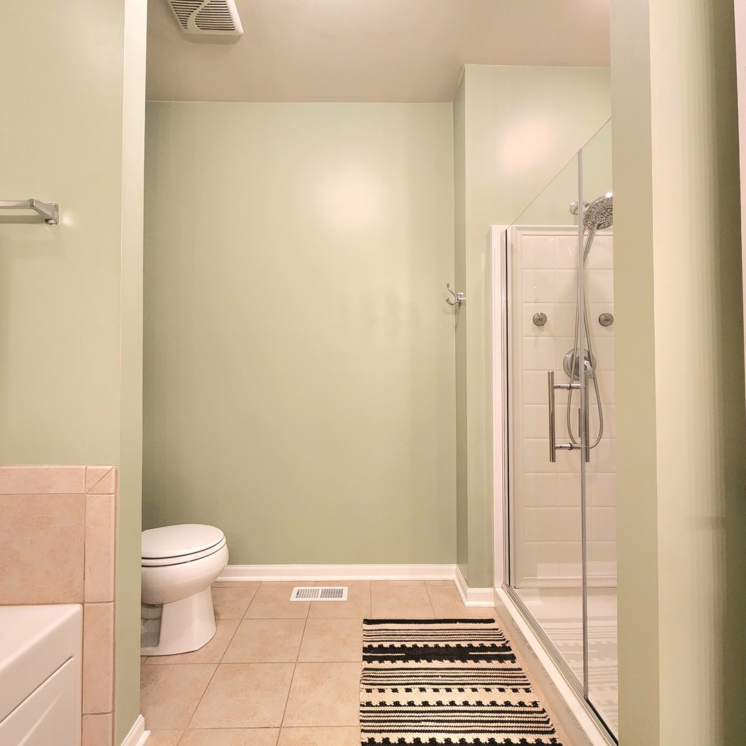 982 Oak Ridge Boulevard Elgin, IL 60120 - Photo 20 of 27 a bathroom with a toilet and a shower