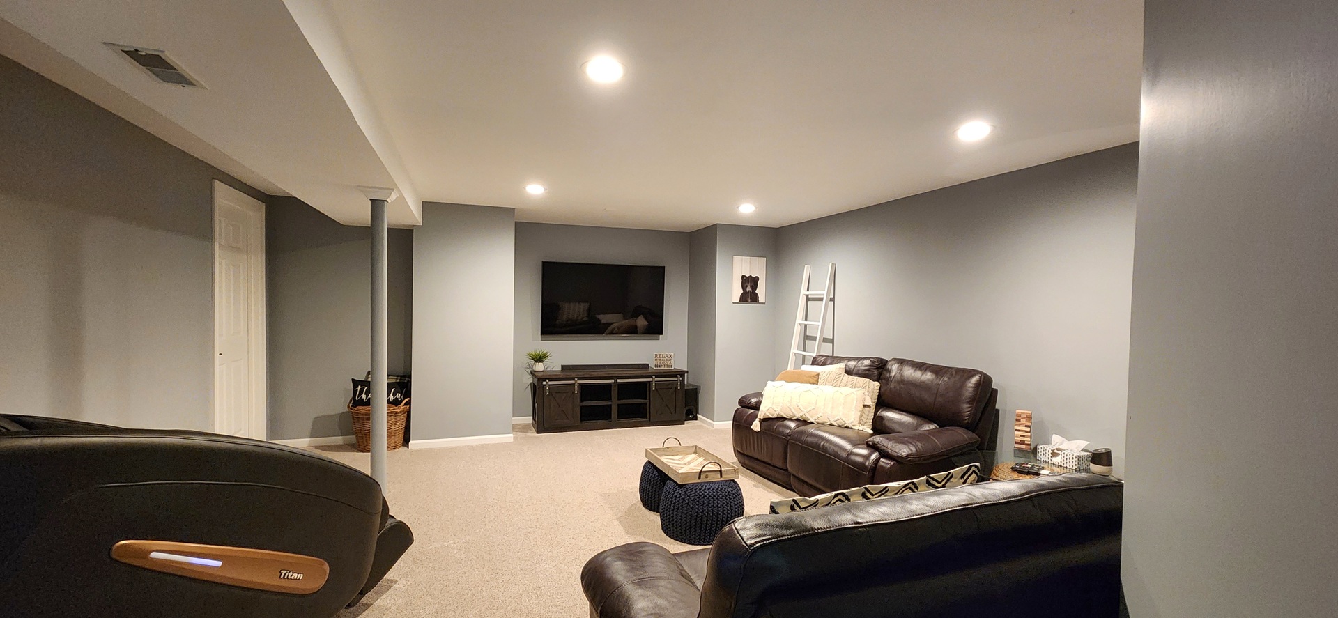 982 Oak Ridge Boulevard Elgin, IL 60120 - Photo 21 of 27 a living room with furniture and a flat screen tv