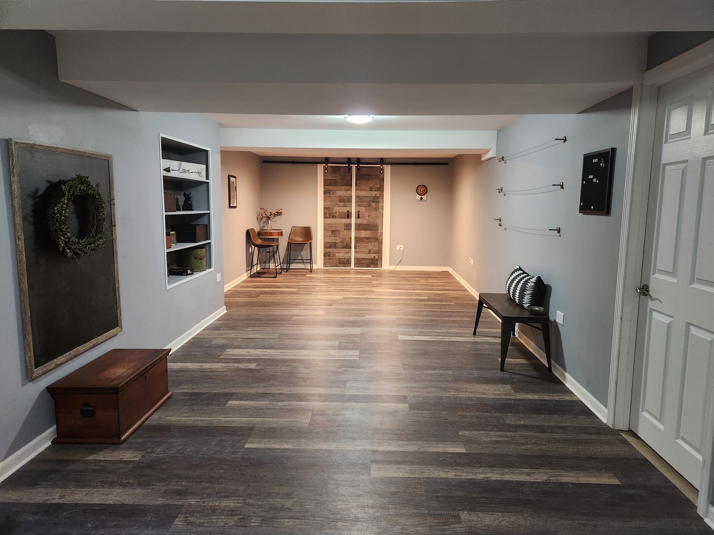 982 Oak Ridge Boulevard Elgin, IL 60120 - Photo 22 of 27 a living room with furniture and a flat screen tv