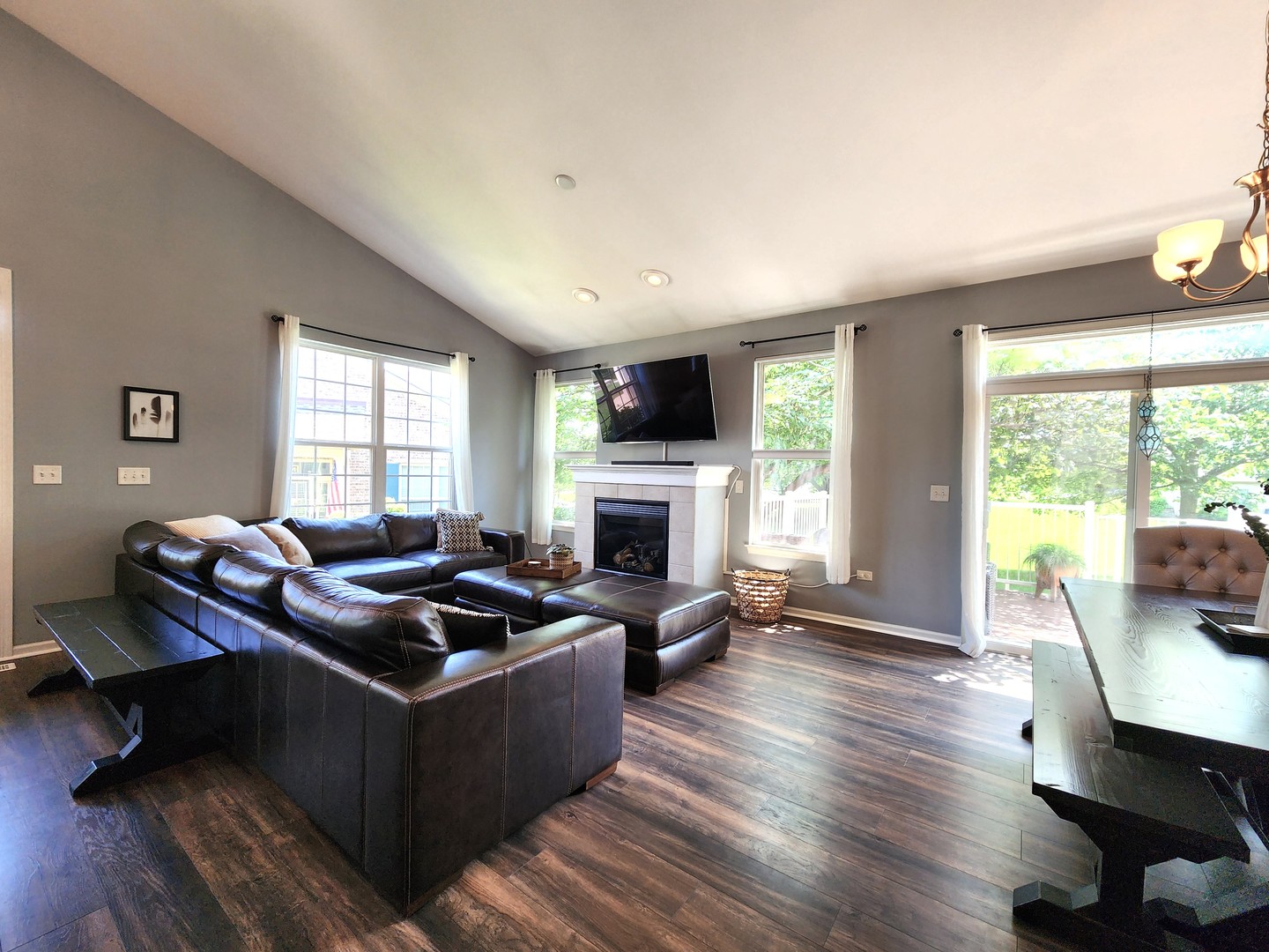 982 Oak Ridge Boulevard Elgin, IL 60120 - Photo 6 of 27 a living room with furniture and a fireplace