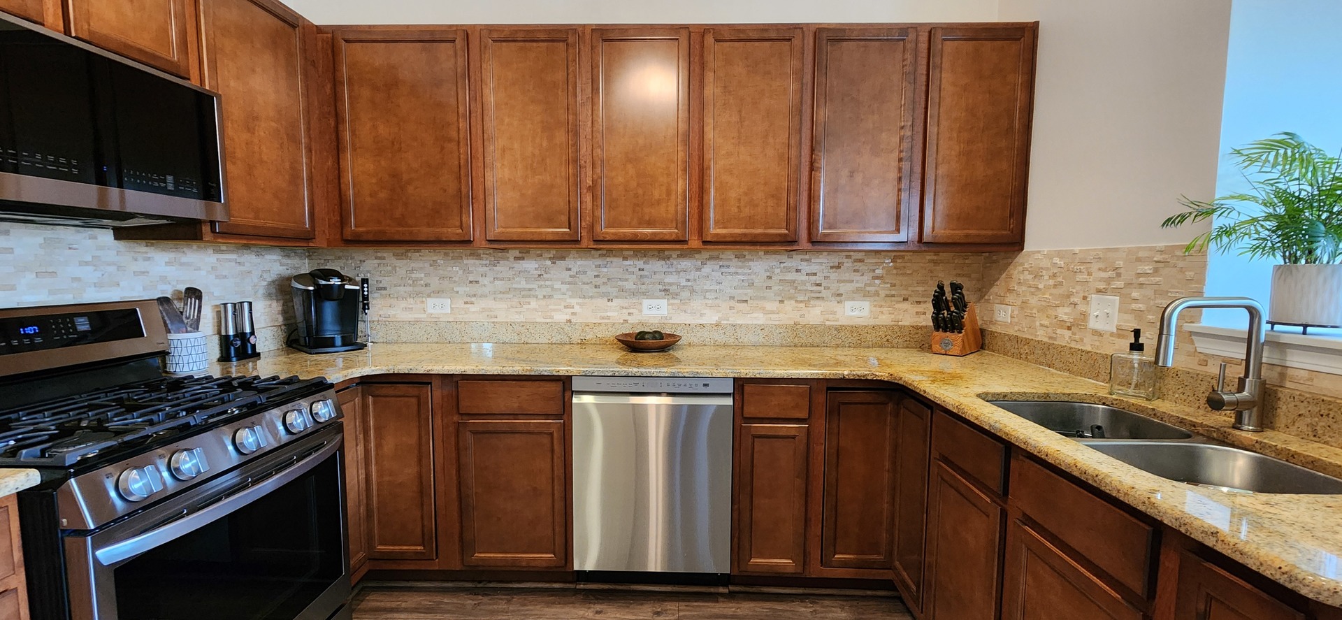 982 Oak Ridge Boulevard Elgin, IL 60120 - Photo 10 of 27 a kitchen with granite countertop a sink a stove and cabinets