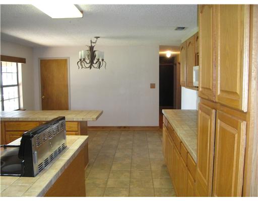 157 Quail Ridge Drive Beeville, TX 78102 - Photo 7 of 9 a bathroom with a tub sink and mirror