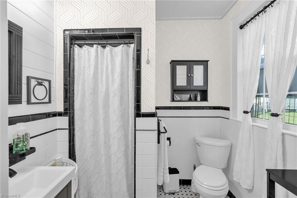 421 Chestnut Street Eden, NC 27288 - Photo 20 of 41 Master Bath Lower level