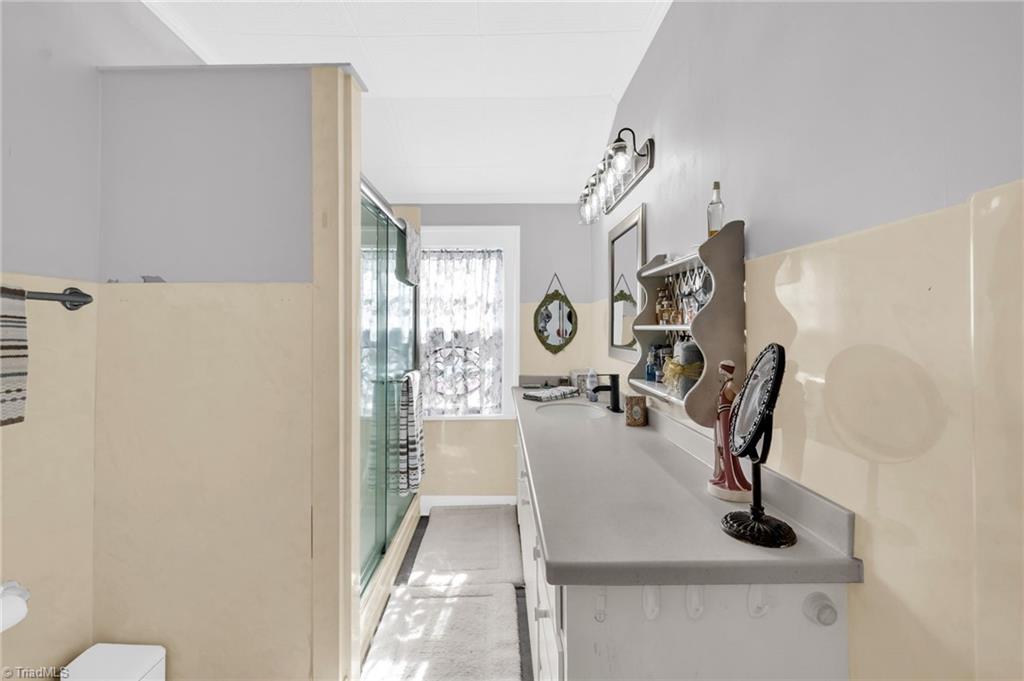 421 Chestnut Street Eden, NC 27288 - Photo 25 of 41 Upper level Bath