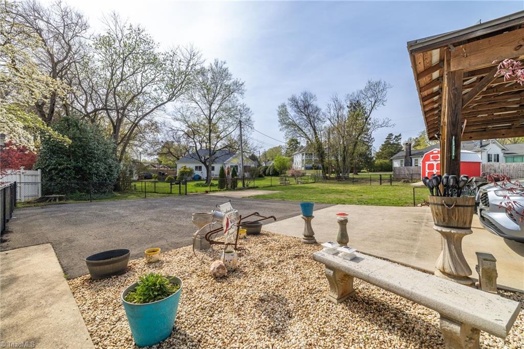 421 Chestnut Street Eden, NC 27288 - Photo 30 of 41 Fenced in Yard