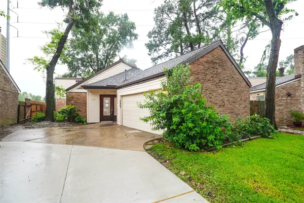 $2,300 | 5407 Oakhaven Lane, Houston, TX 77091