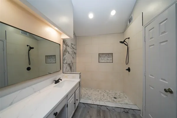 $2,300 | 5407 Oakhaven Lane, Houston, TX 77091