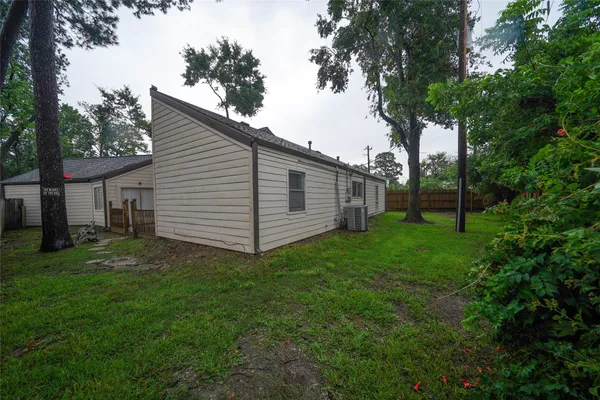 $2,300 | 5407 Oakhaven Lane, Houston, TX 77091