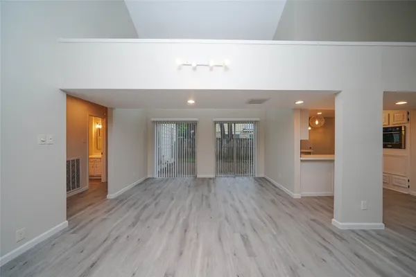 $2,300 | 5407 Oakhaven Lane, Houston, TX 77091