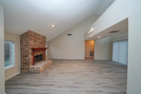 $2,300 | 5407 Oakhaven Lane, Houston, TX 77091
