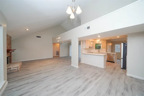 $2,300 | 5407 Oakhaven Lane, Houston, TX 77091