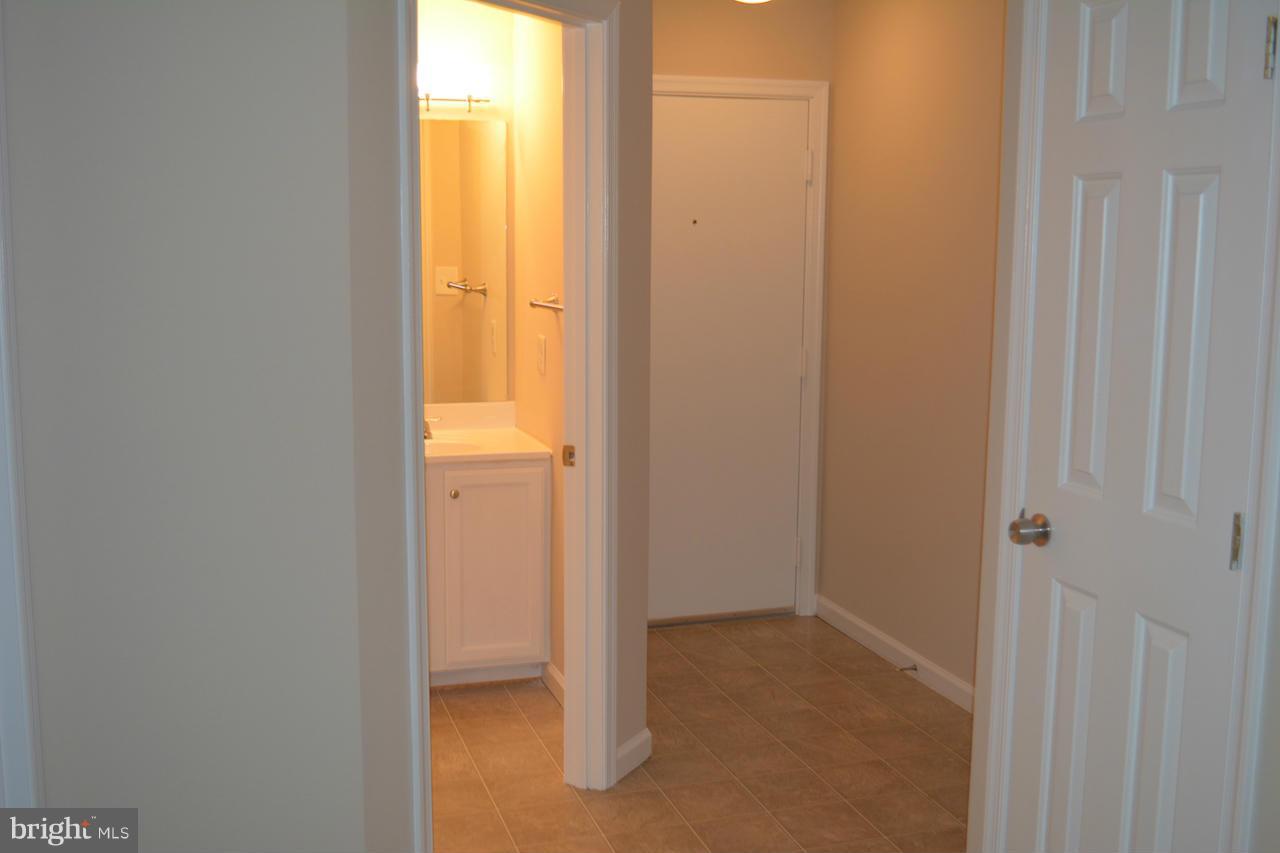 10101 Ridge Manor Terrace, Unit 2000H Damascus, MD 20872 - Photo 2 of 17 Foyer