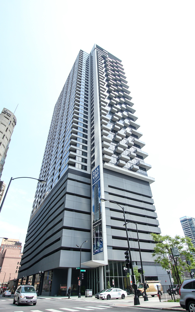 235 West Van Buren Street, Unit 4222 Chicago, IL 60607 - Photo 1 of 4