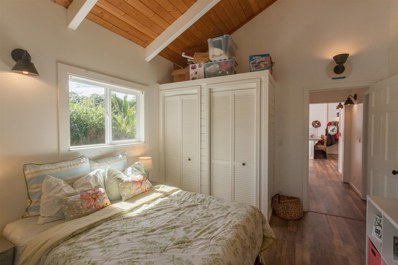 53 Awalau Road Haiku, HI 96708 - Photo 18 of 30 a bedroom with a bed and a window